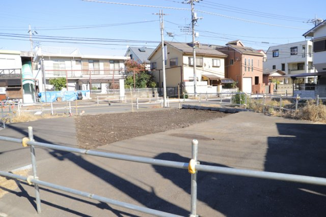 現地に行くなら、物件の周囲の地形がどうなっているかを見ることも大切です。周辺より低くなっている土地では、大雨などで水が集まりやすいため、地盤が弱くなっているということも考えられるため、注意が必要です。