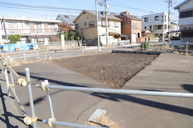 土地購入を検討されている場合、境界杭がない状態で購入してしまうと境界確定測量をする必要があり、費用がかかります。購入の前に、売主、隣土地所有者立ち合いのもと境界を確定し境界杭を設置するのがベストです。