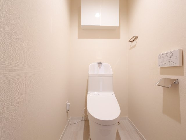 【新品】トイレ交換（収納棚・温水洗浄便座付き）、とても綺麗で清潔感があります♪