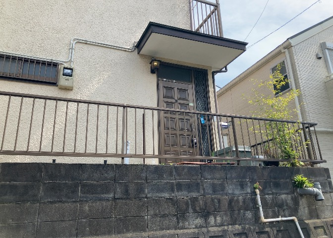 玄関は家の顔でもあり、家族以外の目にも止まる場所です。玄関は外との間を仕切る扉、靴などをしまっておく収納スペース、靴脱ぎのたたきスペース、来客とのやり取りをするドアホンなど複数のアイテムからなります。