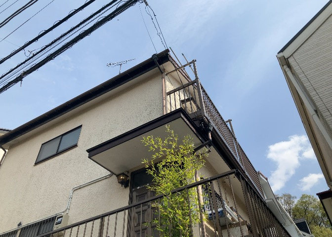 木造住宅とは土台、壁、柱など建築物の強度を支える構造体の材に木が使用されている構造を指します。構造体は建物の自重を支えるだけではなく風圧や水圧、積裁荷重などあらゆる衝撃に耐えるための基礎です。