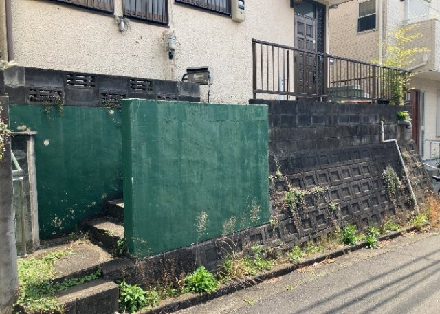 建物の基礎工事の方法は、主流となっているベタ基礎（防湿基礎）と布基礎の2種類に分類され、床下の通気性や耐久性などに違いがあります。建物の基礎部分の構造や付帯設備など詳細については現地でご確認ください。