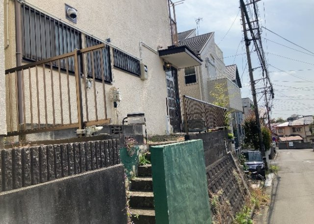 玄関ポーチにおいて最も重視すべきと言っても良いのが広さです。適切な広さの玄関ポーチでないと外見的なバランスは崩れてしまいますし、何より使いにくくなってしまいますので、現地で実際に下見をしてみましょう！