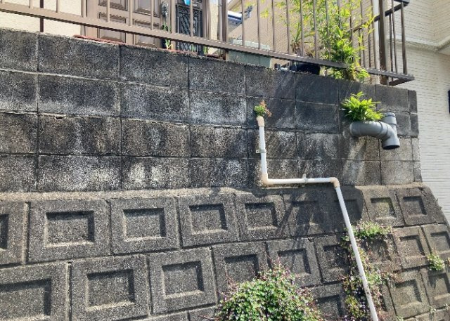 敷地内に散水栓や立水栓があると便利です。水道水を直接利用できるため、水を運ぶ手間を省くことが出来ます。大量の水を必要とする洗車作業や清掃などに役立ちます。その他設備とあわせて、現地でご確認ください。