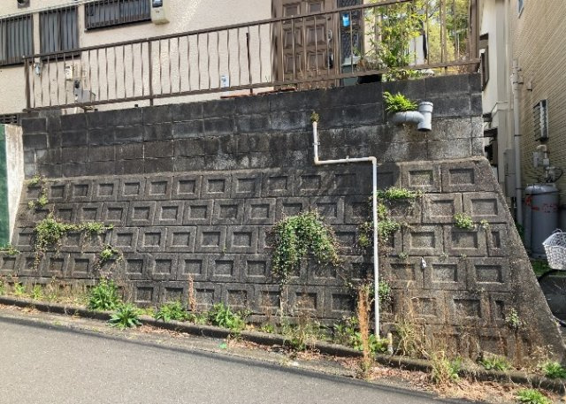 床下換気口は、床下に湿気がこもることを防ぎ、効果的に換気を行うために設置されています。床下換気口が設置されていない建物は、基礎パッキング工法などにより換気を行なっています。詳細は現地でご確認ください。