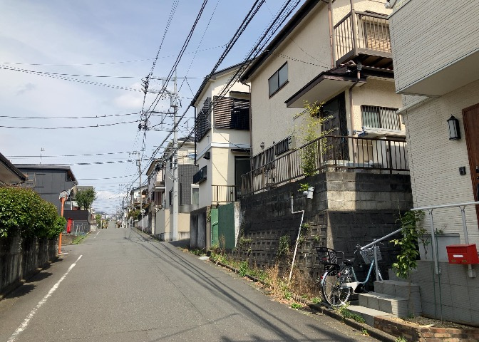 東側道路の場合は居室を南向きに設計しやすいため、朝日が入りやすいというメリットがあります。一方、西側道路も東側同様に居室を南向きに設計しやすいのですが、住宅地だと朝日が入りにくいという弱点があります。