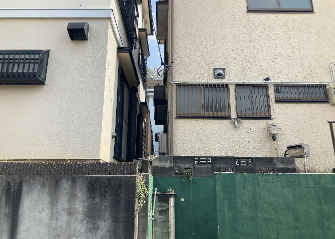 庭のある家に住むことのメリットとして、子どもたちの遊び場を確保できること、ガーデニングや家庭菜園を楽しめること、明るさを確保できることがあります。また、配置を工夫することでプライバシーが確保できます。