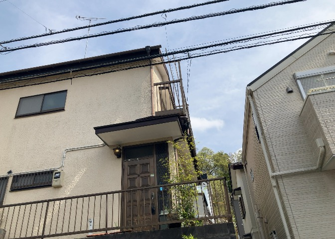 バルコニーは、建物内から室外へ楽に出入りできる便利なスペースです。また、バルコニーには手すりを付けることが義務付けられており、手すりの高さは110cm以上で施工することが建築基準法で定められています。