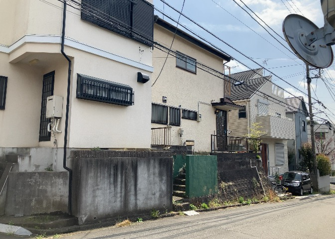 住宅用の土地では前面道路に2m以上接していなければならないと法律で定められています。しかし、お持ちの車のサイズやライフスタイルなどにより、2mでは利便が悪い場合もございますので、事前に確認しましょう。