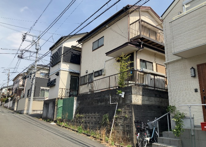 道幅が広い場所は日当たりや風通が良好です。幅が広いのですれ違いも可能ですし大きな車でも駐車可能！一方で、大型車が通ることも多くなるため交通量の増加により騒音に繋がります。また土地の値段が高くなります。