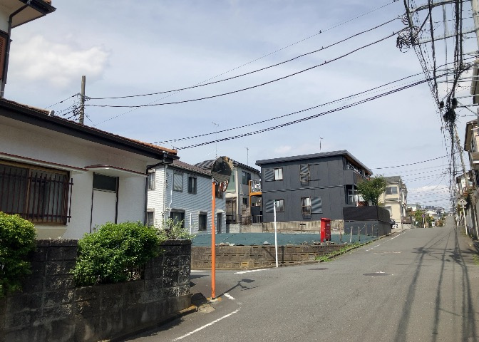 桜や紅葉の名所に出かける人は多いと思いますが、家にいながら季節の移ろいを感じる生活を送りませんか？リビングや窓から見える景色が生活を彩るワンポイントに！現地から見える景色を堪能してみては如何でしょう。