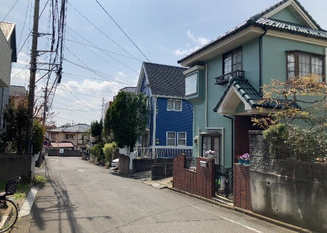 眺望を気にして物件を探す場合、前面に建物が建っていないか現地で確認しましょう！前面に建物があると景色はもちろん、日当たりや風通しにも影響が出てきます。住んだ時のことを想像しながら現地見学をしましょう。