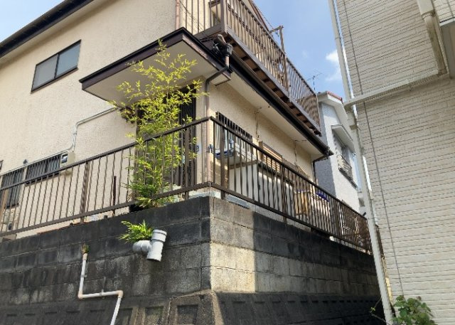 庭があることでガーデニングや家庭菜園はもちろん、こどもの遊び場やペットを放して遊ぶことができます。また、家の周囲に余裕があるということです。隣地との間があれば、十分な日当たりと、風通しが確保できます。