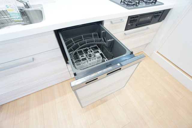 ◆食器洗浄乾燥機◆　洗剤を入れて、スタートボタンを押すだけで簡単に洗浄から、乾燥まで行うことが出来ます。　時短家事にお勧商材♪食洗機が不要な方も食器を洗った後の置場として使用できます♪