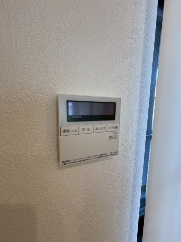 ◆給湯器リモコン◆　給湯器も交換済みです。自動湯張り、追い炊き機能付きです。　浴室、リビング（キッチン）の2か所で操作する事が可能です。