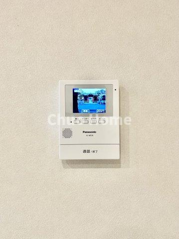 【モニターホン】誰が来たかすぐにわかるカラーモニター付きインターホン。通話ボタンを押すまでは室内の音は漏れていませんので相手を確かめてから応対できます。