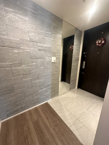エコカラットと天井高の姿見を採用した玄関