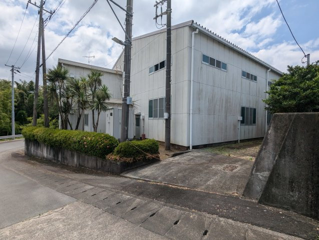建物裏手から2トントラックが倉庫までそのまま進入できます。