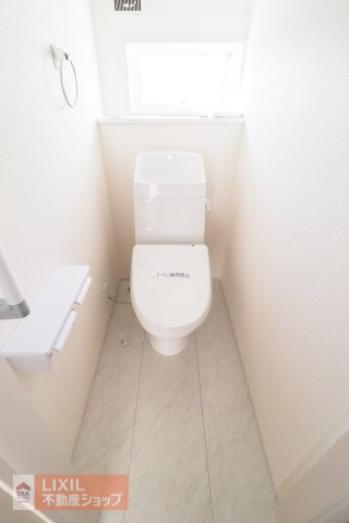 【トイレ】現地完成写真。温水洗浄暖房便座付き。小窓がついており採光と換気ができるようになっています。2階にもトイレがございます。