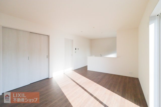 【ダイニング】現地完成写真。家族でくつろげるダイニングです。対面式キッチンでお食事の準備をしながらご家族との会話を楽しめます。