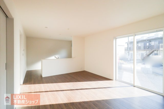 【リビングダイニング】家族団らんの空間は大きい窓で明るく風通しの良い快適な空間となっています。