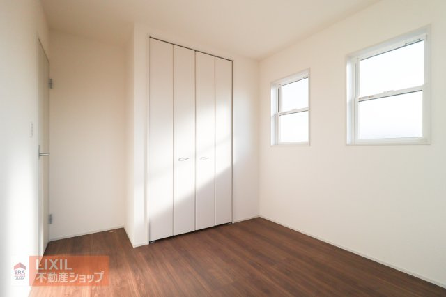 【子供部屋】2階5.25帖の洋室は子供部屋にいかがでしょうか。収納も付いており衣類や学用品もスッキリ片づけられます。