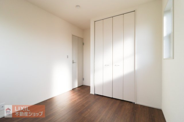 【寝室】2階5.25帖の寝室。南向きで明るいお部屋となっており、ダブルベッドも置けるのでご夫婦の寝室にピッタリです。