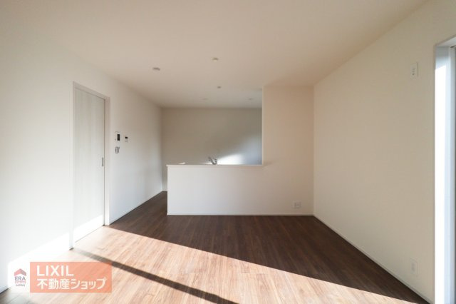 【ダイニング】現地完成写真。家族でくつろげるダイニングです。対面式キッチンでお食事の準備をしながらご家族との会話を楽しめます。