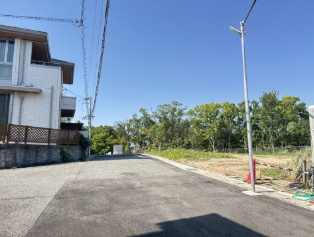 《建築条件なし土地》ラスト2宅地！お好きなハウスメーカー・工務店で理想の住まいを実現できます。「どんな家を建てよう？」から始められる、自由度の高い土地です。
