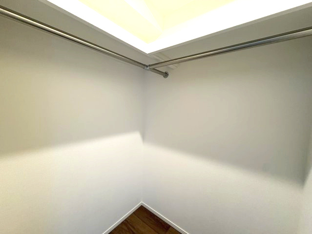 6.0帖の洋室はウォークインクローゼット付です。季節物を収納できるので、お部屋をすっきり広々使えます。