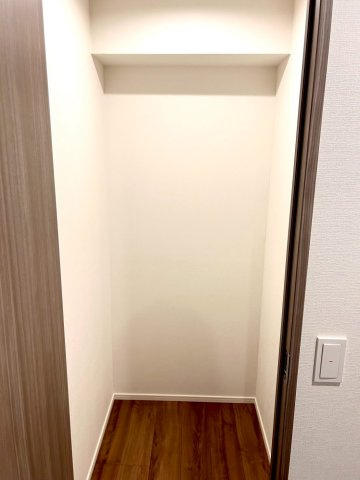 玄関を入って右に曲がったところにある納戸です。大きめのものをここに収納できます。