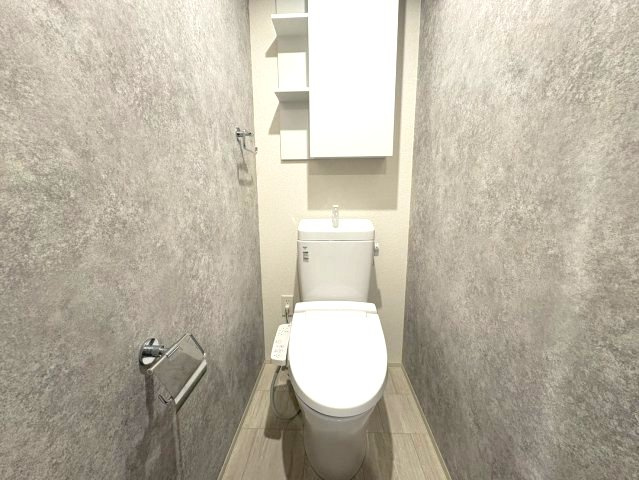 清潔感のあるトイレです。収納棚付。