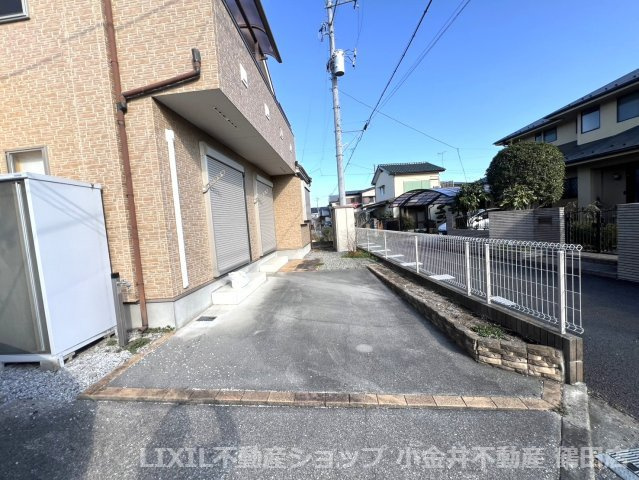 手前がカースペース、奥がお庭です