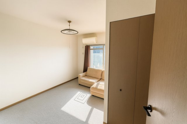 コンパクトで使いやすい洋室です