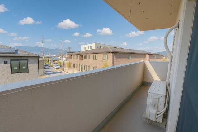 開放的で明るい空間を演出してくれるバルコニーです