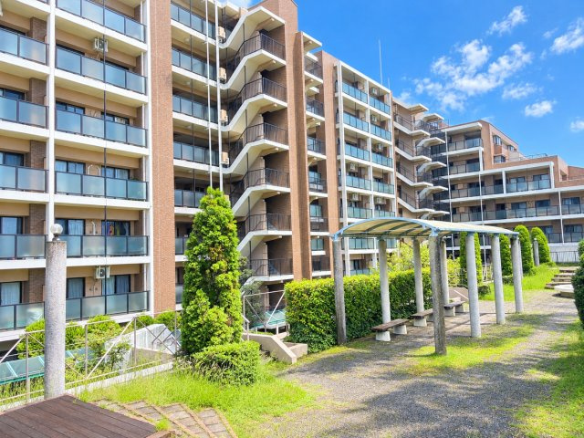 豊かな植栽と調和した美しい外観は、住まう方を心地よく迎えてくれる魅力的な佇まいです。