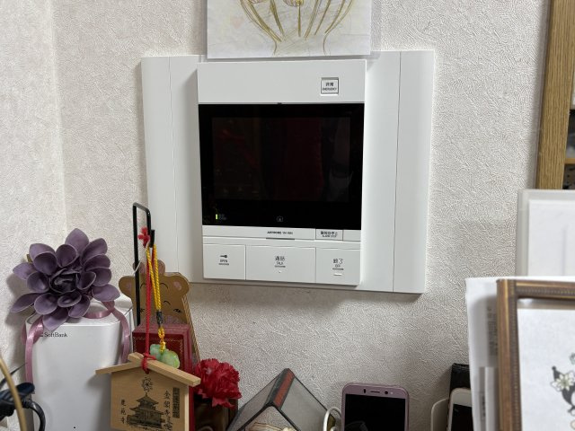 来訪者の顔を確認できるモニター付きインターホンを設置。室内からしっかりと応対できるため、防犯面でも安心です。操作もシンプルで使いやすく、小さなお子様やご年配の方でも安心して利用可能。