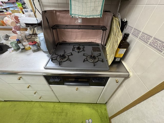 3口コンロを備えたキッチンで、同時調理が可能な使い勝手の良い仕様です。グリルも付いており、焼き物料理の幅も広がります。作業スペースも確保されているため、日々の料理を効率よく行える点も魅力。