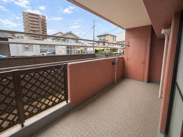 ゆとりのある広さが魅力のバルコニーで、洗濯物をしっかり干せる実用的な空間です。物干し金具も設置されており、日々の家事をサポート。外からの視線にも配慮された設計で、安心して使用できるのも嬉しいポイント。