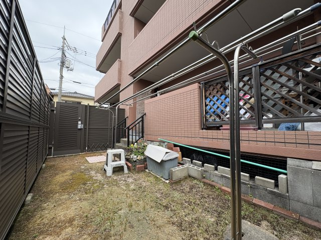 1階ならではの専用庭付きでガーデニングや家庭菜園なども楽しめる空間。お子様の遊び場としても活用でき暮らしの幅が広がります。戸建て感覚で使えるプライベート空間としてゆとりある生活を実現できる点も魅力。