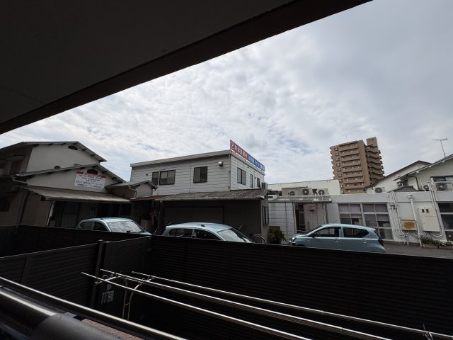 バルコニーからは周辺の街並みを望むことができ開放感のある景色が広がります。前面に高い建物が少なく圧迫感を感じにくい点も魅力。日常の中で外の空気や景色を感じながら、リラックスできる住環境が整っています。