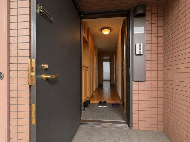 重厚感のある玄関扉が印象的なエントランス。室内に入ると奥行きのある廊下が続き住戸全体の広がりを感じられます。収納も備わっており玄関まわりをすっきり整理可能。来客時にも印象の良い落ち着いた雰囲気の空間。