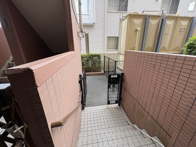 専用庭へ直接出入りできる外階段付きで戸建てのような使い勝手が魅力。門扉が設けられておりプライベート性も確保。荷物の出し入れやガーデニング時の動線もスムーズで日常の使い勝手を高めてくれる便利な設計です。