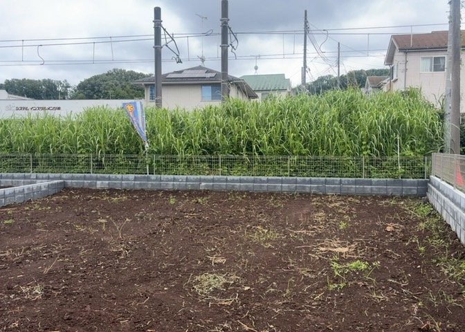 土地を買う際、住む地域の自治体や福祉の補助制度にも注目してみましょう。子供や老人の医療補助やゴミ出しのルールなど、自治体によってルールに大きな違いがあるため、暮らしやすい土地で判断するとよいでしょう。