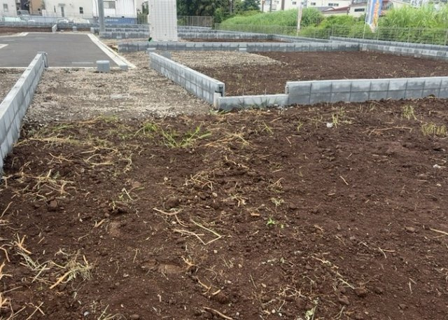 土地の前の道路に消火栓が設置されていることがあります。この場合、道路交通法第45条第1項により、駐車禁止の場所が指定されています。そのため、車庫などの駐車スペースをつくることができない場合があります。