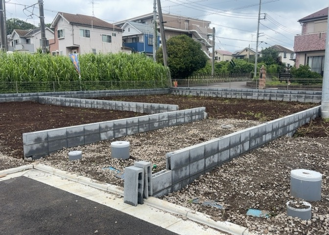 現地に行くなら、物件の周囲の地形がどうなっているかを見ることも大切です。周辺より低くなっている土地では、大雨などで水が集まりやすいため、地盤が弱くなっているということも考えられるため、注意が必要です。
