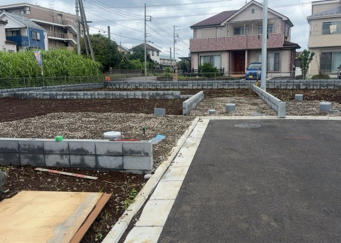 土地購入を検討されている場合、境界杭がない状態で購入してしまうと境界確定測量をする必要があり、費用がかかります。購入の前に、売主、隣土地所有者立ち合いのもと境界を確定し境界杭を設置するのがベストです。