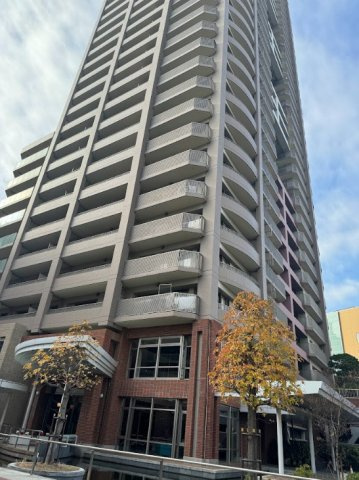 【東側エントランス外観】ロマンチックな水上エントランス！橋を渡った先にマンション出入口がございます！