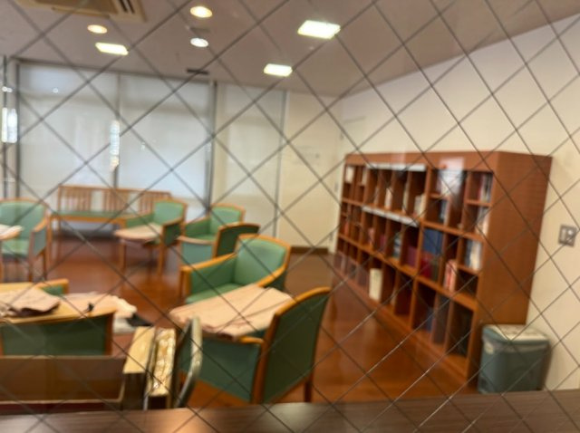 【ライブラリー】2階にございます。ガーデンを見晴らす明るい図書館！上品な家具が配置されています。