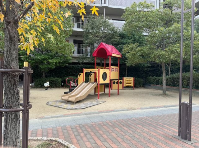 【プレイロット】小さなお子様でも安心して遊べる、すべり台などの遊具を備えた広場です！